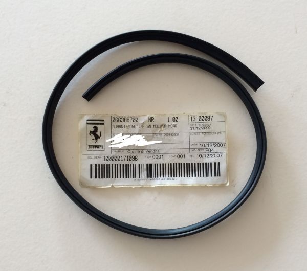 Lower Gasket at Windscreen - left / Dichtung an Frontscheibe - unten links