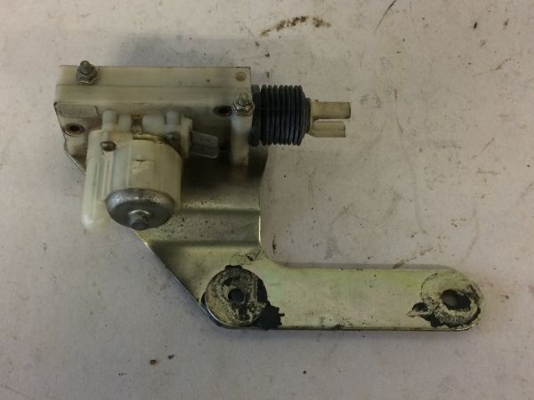 Opener for Rear Compartment / Entriegerung Kofferdeckel