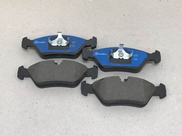 Set of 4 Brake Pads for front axle / Satz Bremsbeläge (4) - vorn