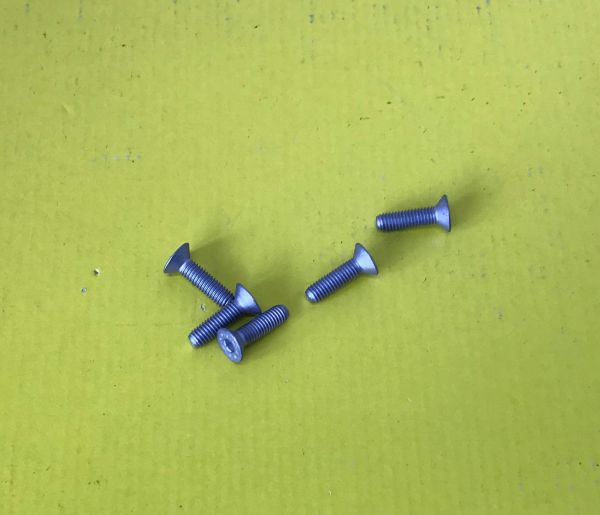 Screw / Schraube