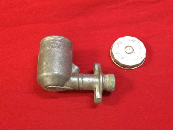 Clutch Master Cylinder Body with Cap / Kupplungsgeber Zylinder Gehäuse mit Deckel