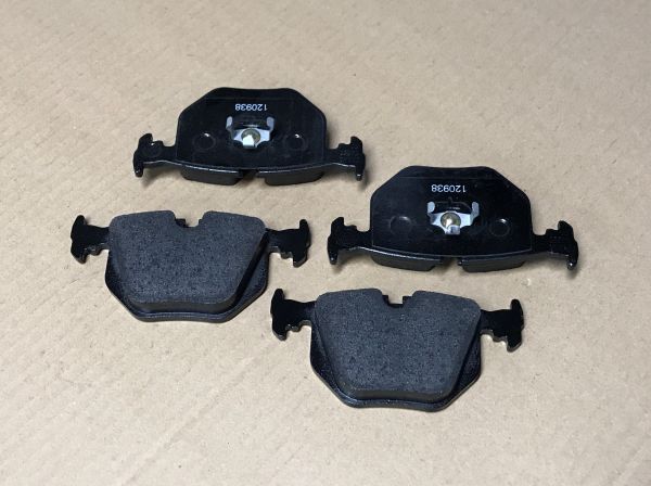 Set of Rear Brake Pads / Satz hintere Bremsbeläge