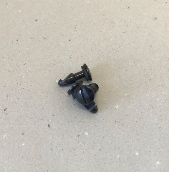 Screw for Luggage Compartment Covers / Schraube für Kofferraum-Teppich
