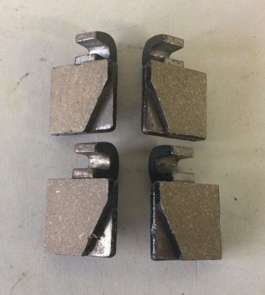 Set of 4 Handbrake Pads / Satz Handbremsbeläge (4)