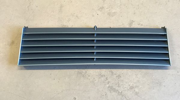 Grille in Front Hood / Grill in Motorhaube