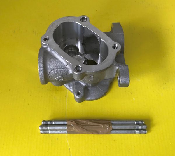 Oil Delivery Pump Body with Studs And Bolts / Ölpumpengehäuse
