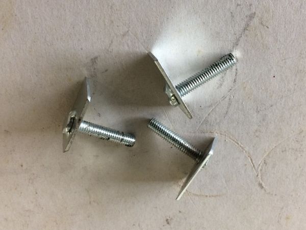 Bracket at End of Sill-Chrome / Befestigung am Ende der Schwellerleiste