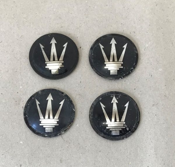 Set of 4 Caps with Tridente / Satz (4) Nabenkappen