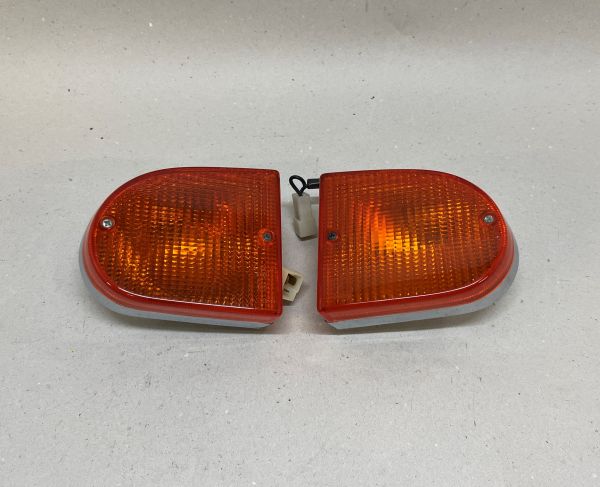 Ferrari 365 GTC4 - Pair of front Indicators / Paar vordere Blinker