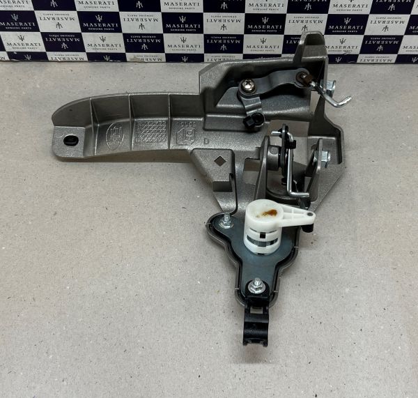 Maserati GranTurismo - RH Outer Handle Support / Halter Türgriff rechts