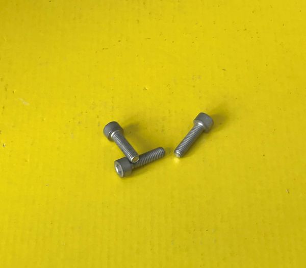 Screw Throttle Housing and Linkage / Schraube Drosselklappensteuerung
