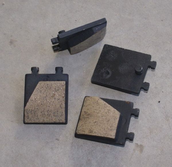 Set of 4 Brake Pads for parking brake / Satz Bremsbeläge (4) für Handbremse