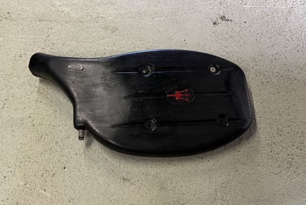 Maserati V8 - Cover for Air-Suction / Abdeckung Absaugung
