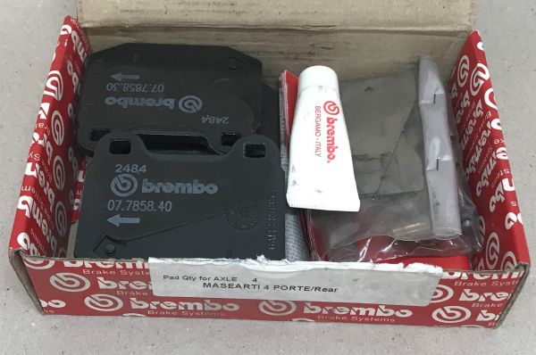 Set of 4 Brake Pads for rear Axle / Satz (4) Bremsbeläge hinten