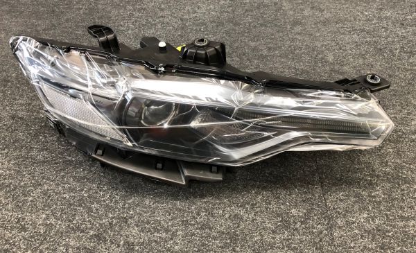 RH Front Headlight / Scheinwerfer vorn rechts
