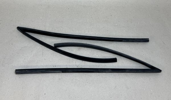 Pair of Quarterlight Rubbers / Paar Dreiecksfenster Dichtungen