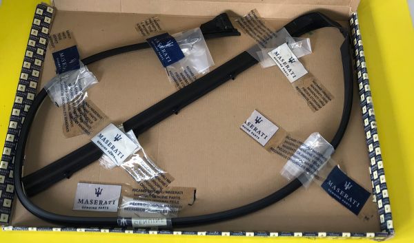 Front Door Upper Gasket - Right / Türdichtung Vorne Oben