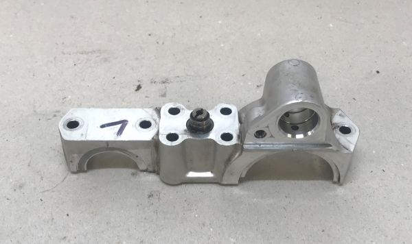 Selenoid Valve Bracket at Cylinder Head - left / Stell-Ventil Brücke - links