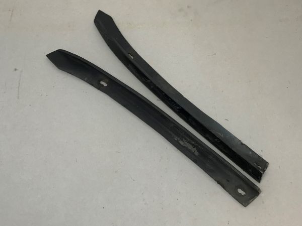 Pair of Plastic Covers / Paar Kunststoffabdeckungen