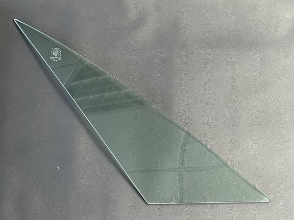 Lamborghini Jarama - Triangle Window RH coloured green / Dreiecksfenster rechts grün getönt