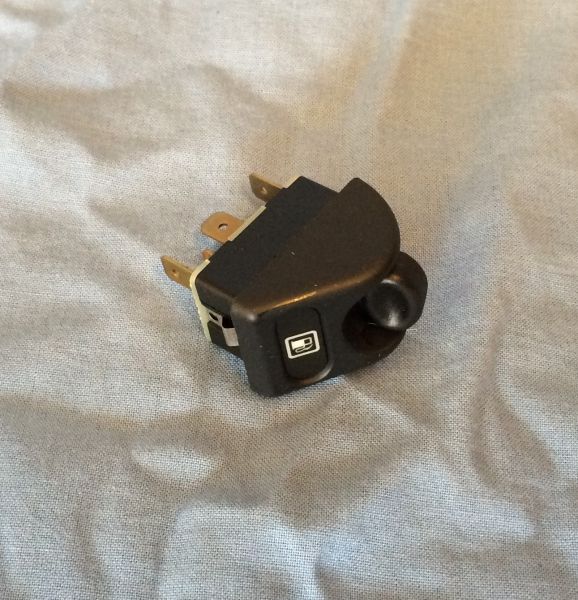 Push Button for Fuel Door / Entriegelungsschalter für Tankklappe