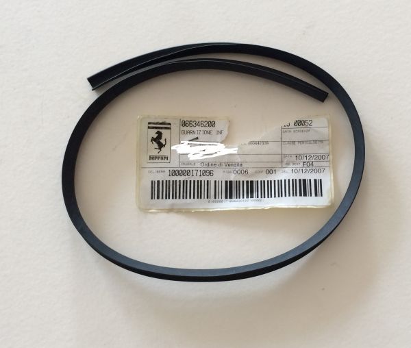 Lower Gasket at Windscreen - right / Dichtung an Frontscheibe - unten rechts