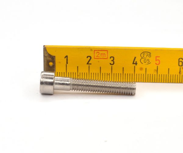 Screw / Schraube