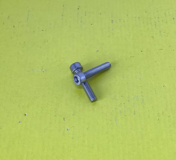 Screw / Schraube