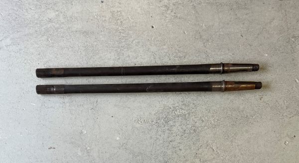 Pair of Rear Half-Axles / Paar hintere Halbachsen
