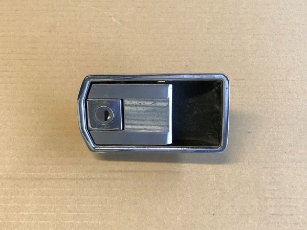 Outer Door Handle with Lock - left / Türgriff aussen mit Schloss - links