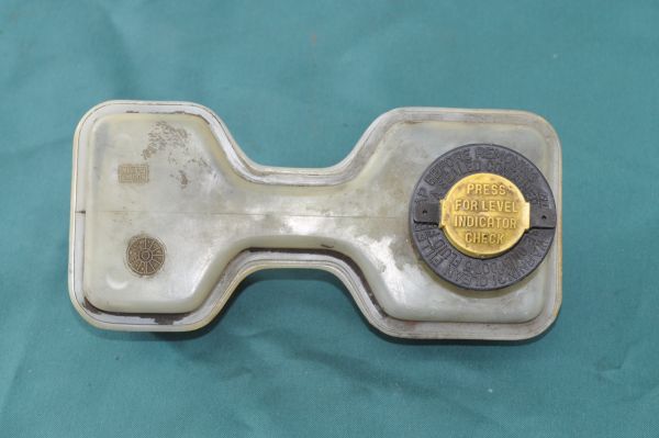 Brake Fluid Reservoir / Bremsflüssigkeits-Behälter
