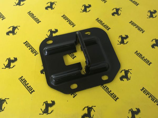 Striker Plate at Front Hood / Platte an Fronthaube