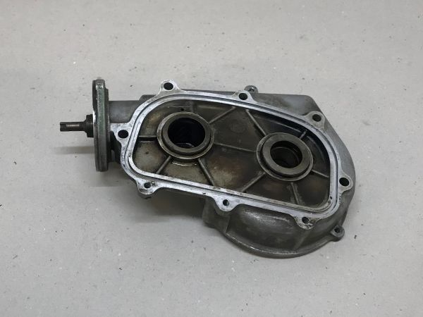 Left Front Cover with Distributor Drive / Abdeckung vorne links mit Verteilerantrieb