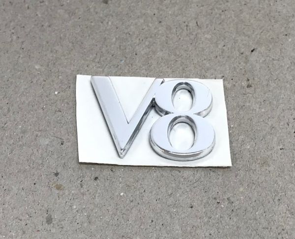 V8 - Motif / Schriftzug